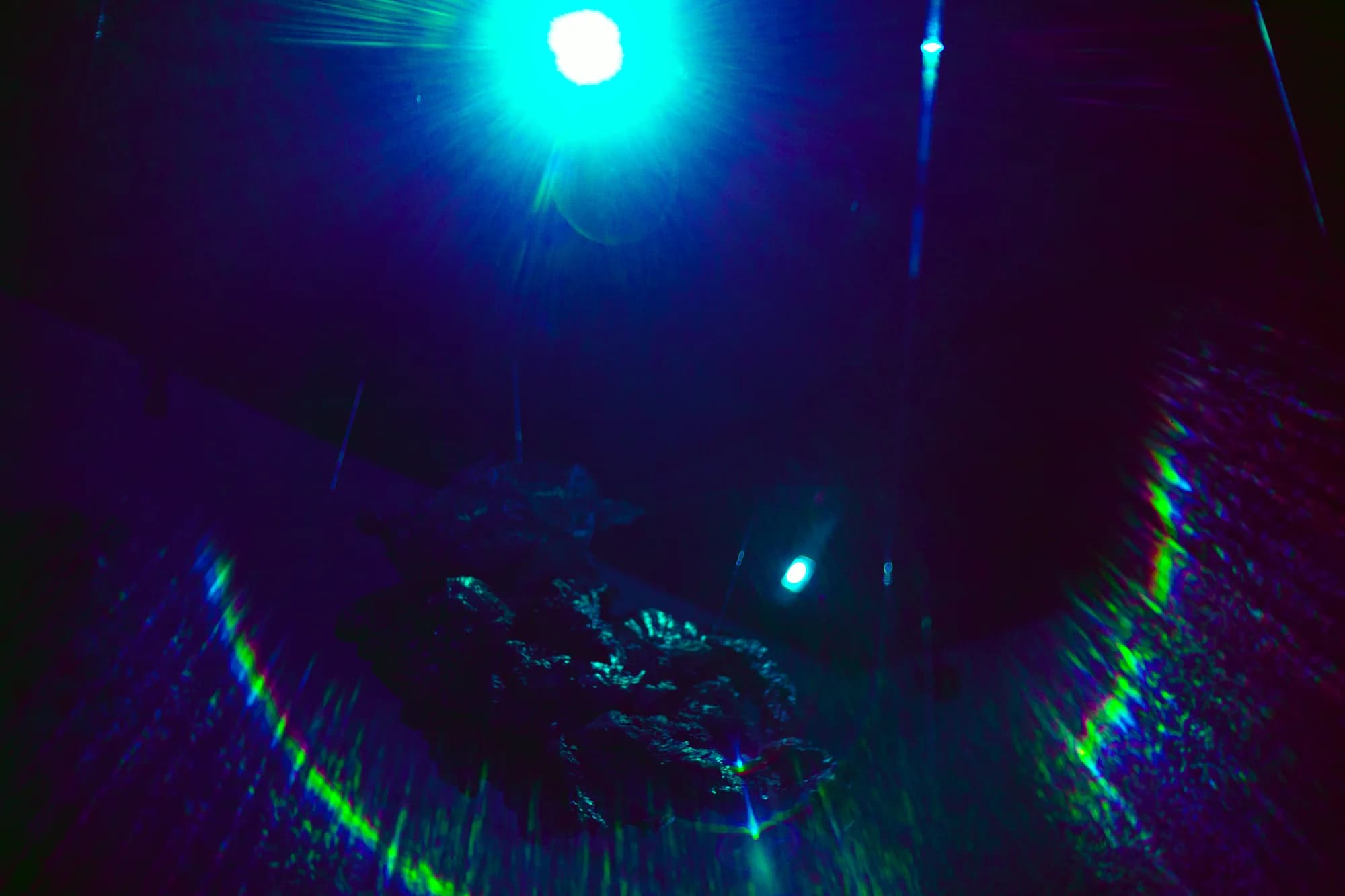 Reflexos iridescentes e luz azul criam uma atmosfera submersa